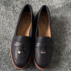 Clarks Women's Navy Leather Loafers NWOT SZ 9 M